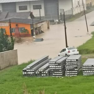 chuva deixa ruas alagadas em cidades do Norte de SC
