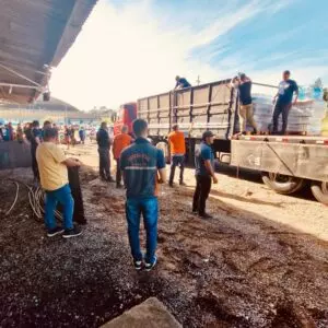 Lages envia 10 carretas com 200 toneladas de mantimentos ao Rio Grande do Sul | Foto: Gabriel Senem/Rádio Clube de Lages