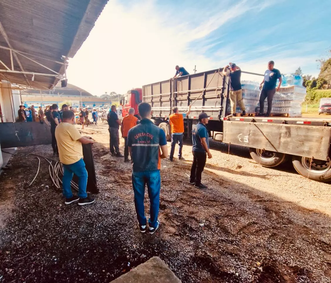 Lages envia 10 carretas com 200 toneladas de mantimentos ao Rio Grande do Sul | Foto: Gabriel Senem/Rádio Clube de Lages