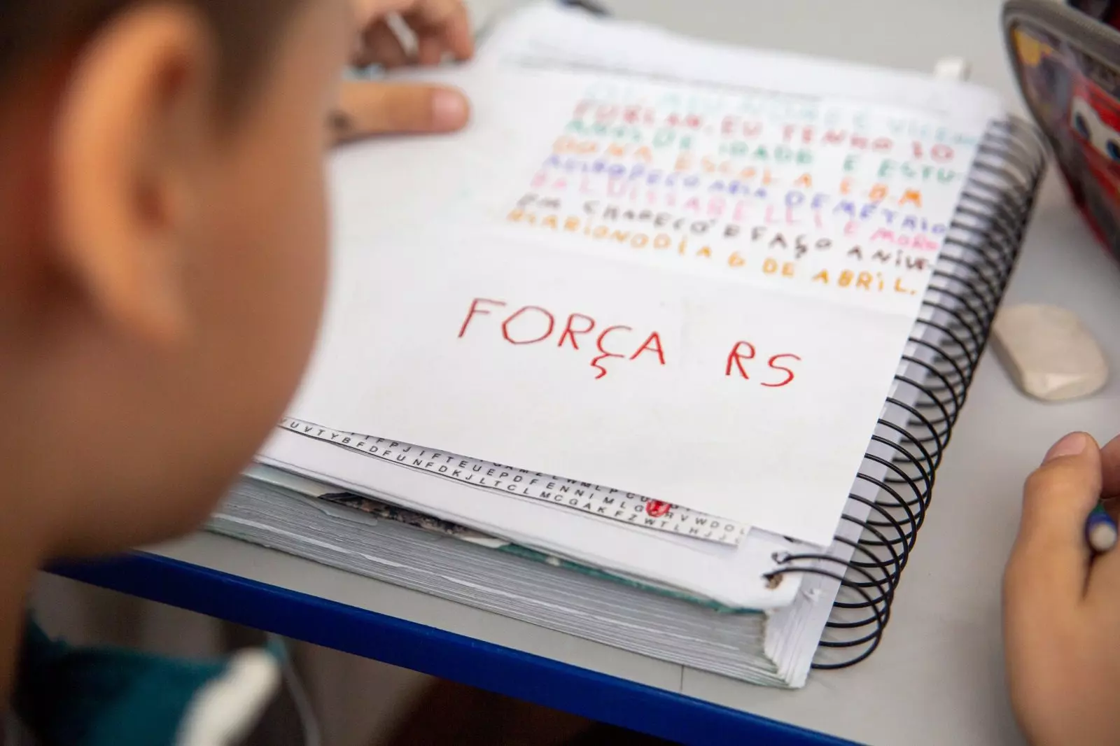 Alunos do ensino básico de Chapecó escrevem cartas de esperança para os atingidos no RS