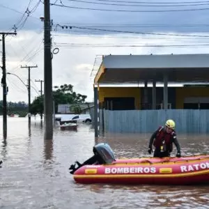 Comporta é aberta para escoar inundação em Porto Alegre