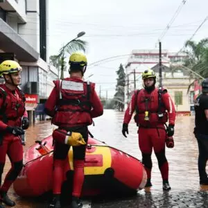 Bombeiros resgatam mais de 300 pessoas devido às chuvas no Rio Grande do Sul
