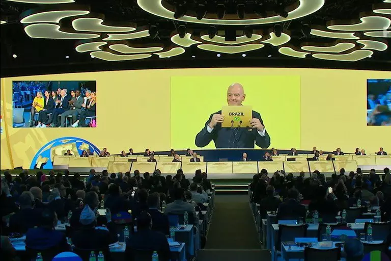 O momento em que o presidente da FIFA, Gianni Infantino, anunciou o resultado. Foto: Frame de vídeo