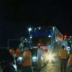 Caminhão com doações para o RS é multado por excesso de carga