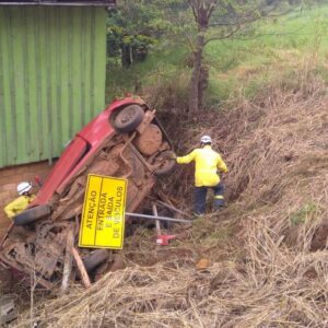 Carro cai em barranco e dois homens são socorridos no Oeste de SC | Foto: Corpo de Bombeiros/Divulgação