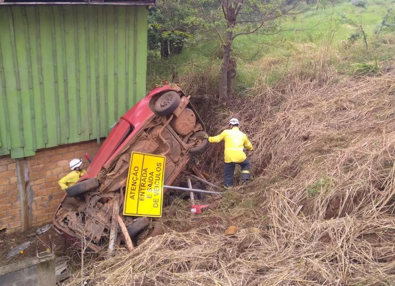 Carro cai em barranco e dois homens são socorridos no Oeste de SC | Foto: Corpo de Bombeiros/Divulgação