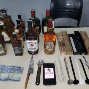 Casal arromba comércio e furta 12 garrafas de whisky em Chapecó