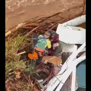 Casal e cachorro ilhados são resgatados no Rio Grande do Sul