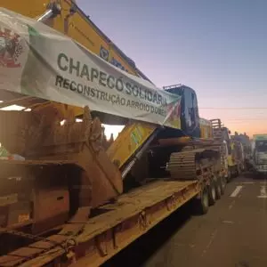 Chapecó envia comboio com 30 caminhões e 150 voluntários para auxiliar Arroio do Meio