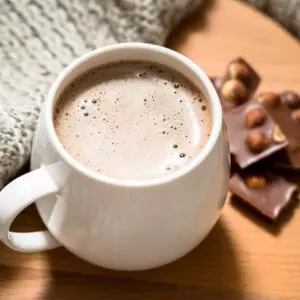 Chocolate quente cremoso no liquidificador receita mais fácil da bebida amada no inverno