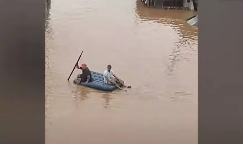 Chuvas no RS: amigos resgatam 20 pessoas em colchão inflável | Imagem: UOL