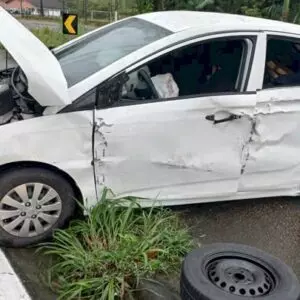 Em fuga, motorista perde controle, causa acidente e acaba preso em Joinville
