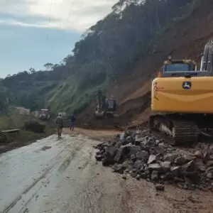 Trânsito na Serra do Panelão, na SC-110, é liberado em meia pista | Foto: PMRv/Divulgação