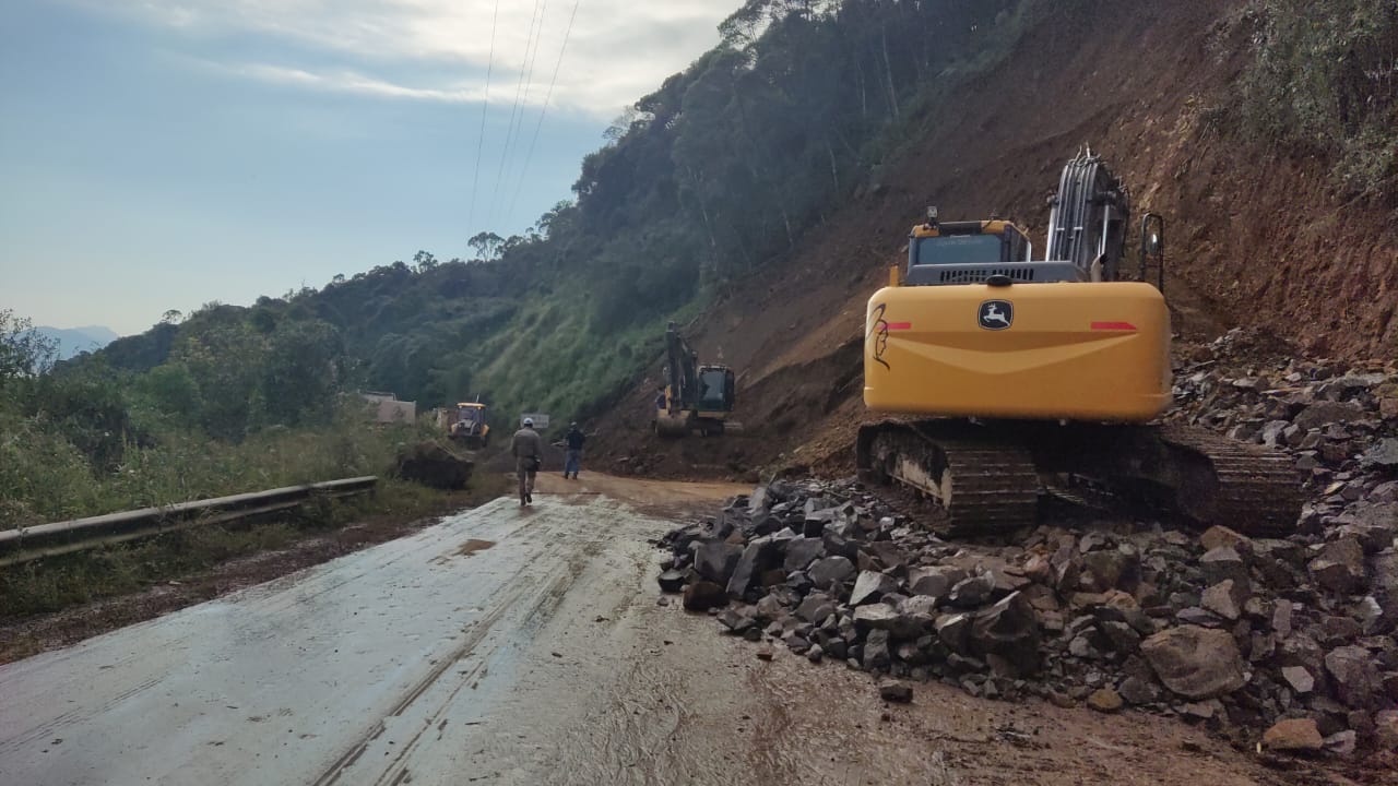 Trânsito na Serra do Panelão, na SC-110, é liberado em meia pista | Foto: PMRv/Divulgação