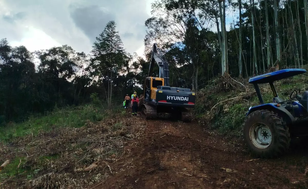 Homem capota trator e fica prensado pelo banco no Oeste de Santa Catarina