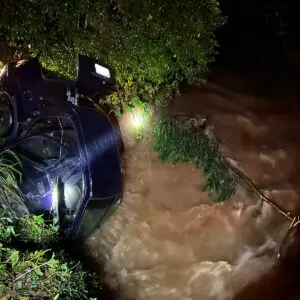 Homem morre após carro despencar em rio