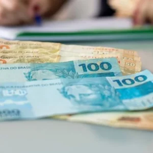 Saiba o que fazer se a empresa não depositar o 13º salário. - Foto: SBT News/Reprodução