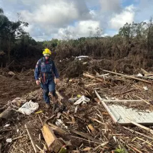 Imagens mostram buscas por desaparecidos em cidade devastada pela enchente no RS