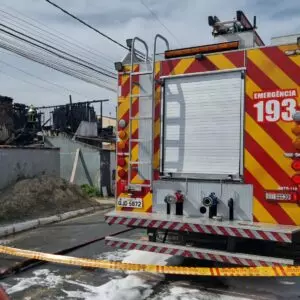 Incêndio atinge casa e crianças são levadas ao hospital após inalar fumaça