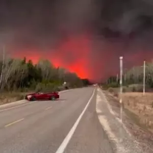 Incêndios florestais expulsam milhares de casa no Canadá; veja vídeo