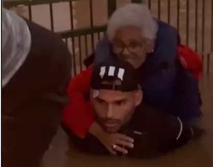 Jogador do Inter carrega idosa ilhada nas costas em resgate no RS