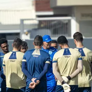 Jogadores do Avaí fecham treinos em meio a atraso salarial