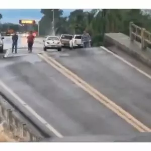 Vídeo assustador mostra ponte sendo levada pela força das águas no RS; assista