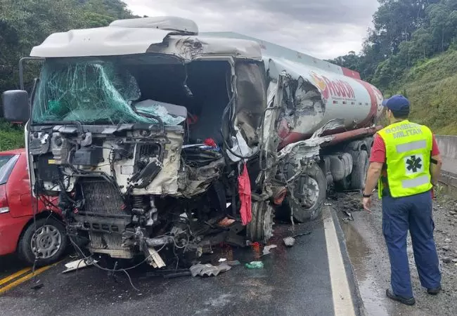Acidente envolvendo cinco veículos deixa caminhoneiro ferido na BR-470; ASSISTA AO VÍDEO