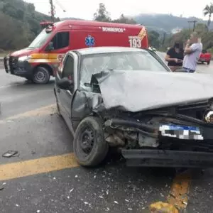 Colisão frontal entre dois veículos deixa mulher ferida na SC-350, no Alto Vale