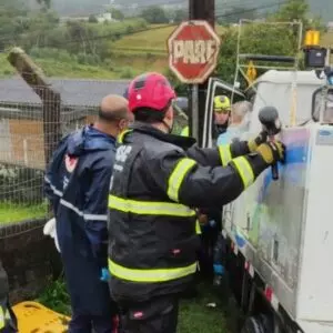 Trabalhador fica preso entre veículo e poste e resgate mobiliza bombeiros em SC