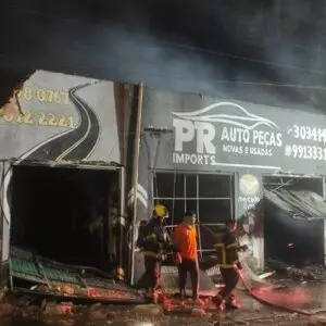 Incêndio de grandes proporções mobiliza bombeiros em Florianópolis; veja FOTOS E VÍDEOS