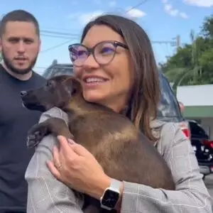 Janja adota cadelinha resgatada no RS e dá o nome de Esperança