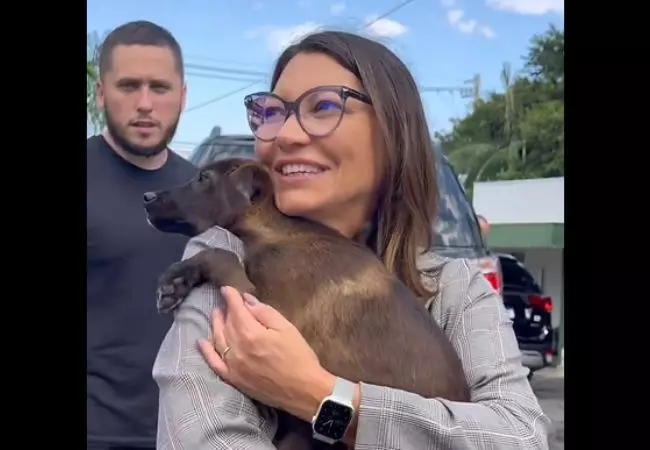 Janja adota cadelinha resgatada no RS e dá o nome de Esperança