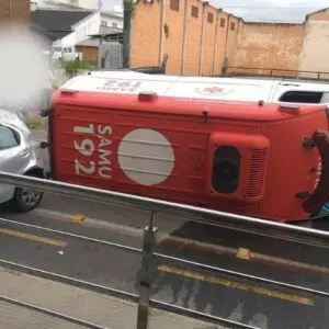 Vídeo registra momento em que ambulância do SAMU e carro colidem em cruzamento em SC