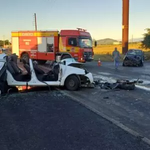 Motorista fica preso às ferragens pelas pernas após acidente na SC-108