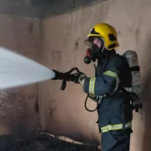 Mulher e criança são levadas ao hospital após incêndio atingir casa em Garuva