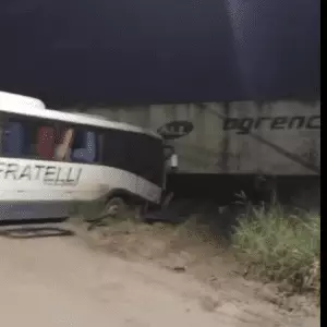 Ônibus com 16 passageiros colide contra trem e arremessa vagão por 10 metros em Joinville