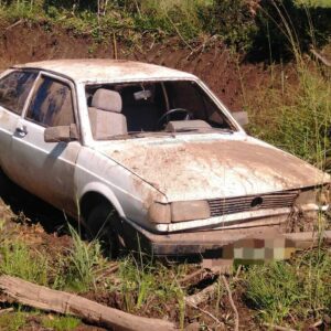 Pneu fura, motorista perde controle do carro e vai parar em barranco na Serra | Foto: Policia Militar Rodoviária