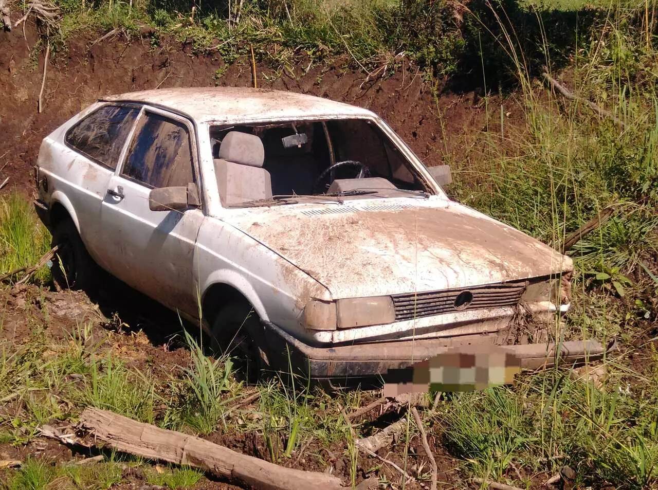 Pneu fura, motorista perde controle do carro e vai parar em barranco na Serra | Foto: Policia Militar Rodoviária