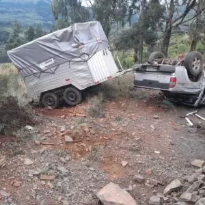 Que susto! Motorista perde controle de caminhonete e tomba na Serra