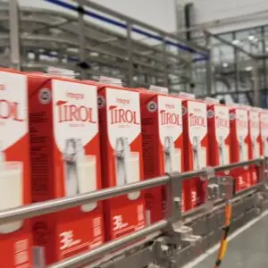 Tirol envia mais de 150 mil litros de leite para o Rio Grande do Sul