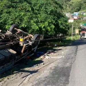 Trabalhador fica ferido em capotamento de caminhão em Garopaba