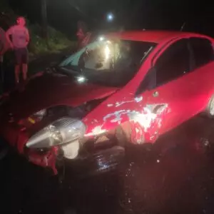 O acidente teria acontecido após uma Saveiro realizar uma ultrapassagem indevida na SC-283 em São Carlos SC, fazendo três carros colidirem