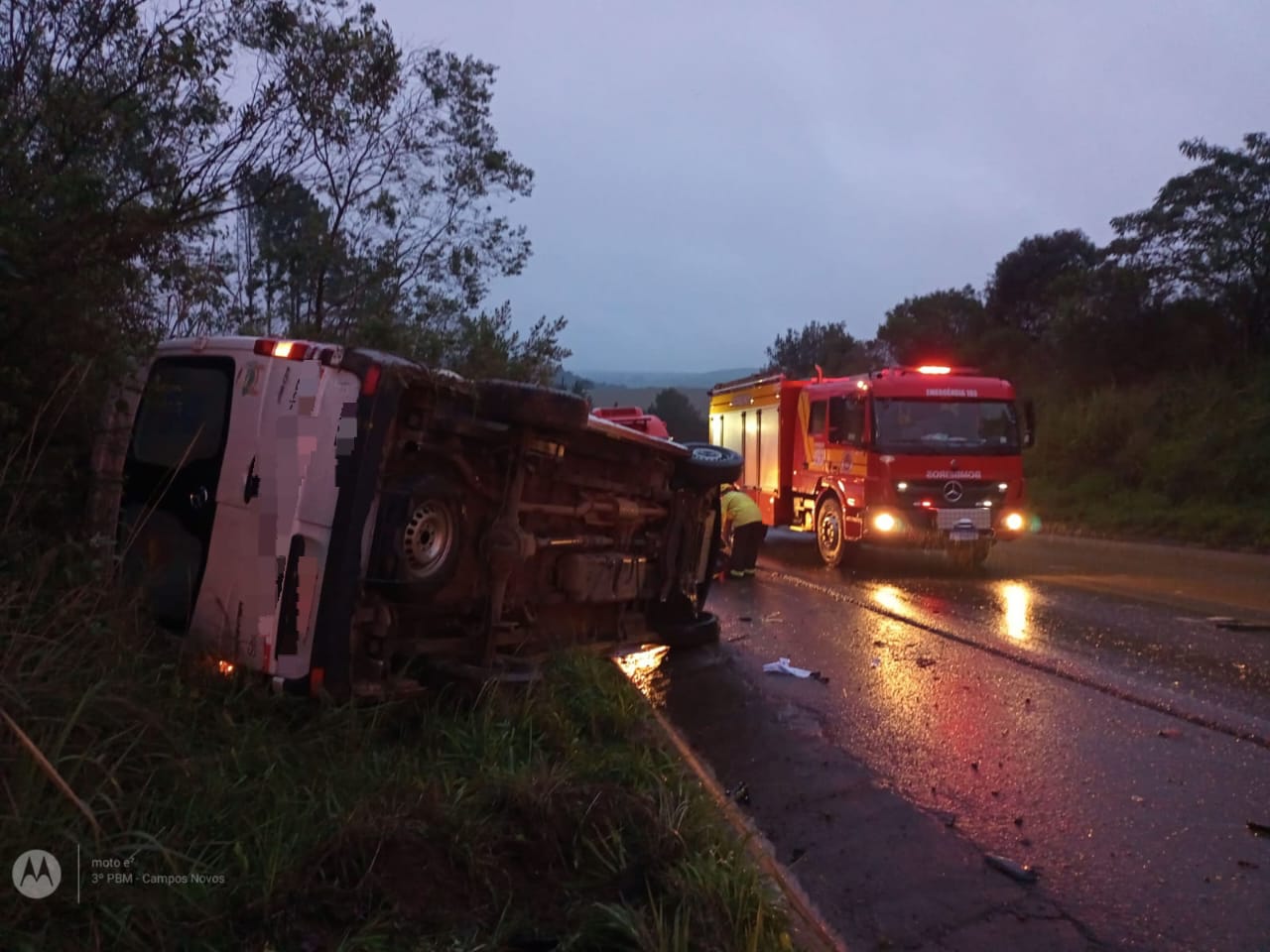 Van que transportava 8 passageiros se envolve em acidente em Campos Novos | Foto: Corpo de Bombeiros