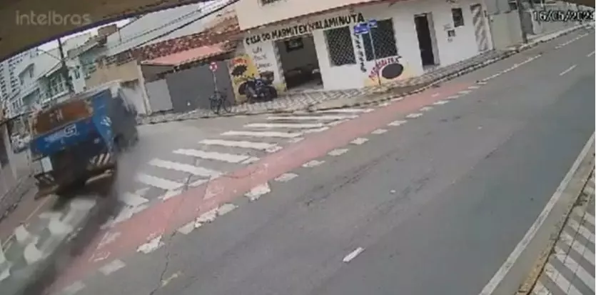 Vídeo carros são atingidos por piche despejado por caminhão da prefeitura de Itajaí
