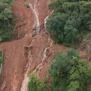 Voluntários buscam por corpos de vítimas de deslizamentos na Serra Gaúcha