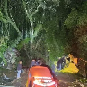 Colisão entre carretas na noite desta sexta-feira (3), na BR-470, próximo ao túnel 18 em Curitibanos, deixou um motorista inconsciente