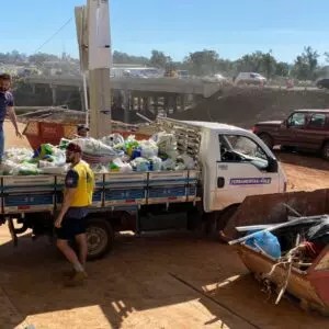 Vários caminhões foram carregados com os itens, que serão distribuídos entre os municípios atingidos do RS