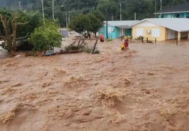 afirma emocionada diretora de escola devastada pelas cheias no RS