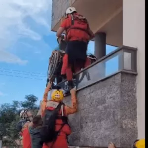 idosa cadeirante é resgatada em sacada de apartamento no Rio Grande do Sul